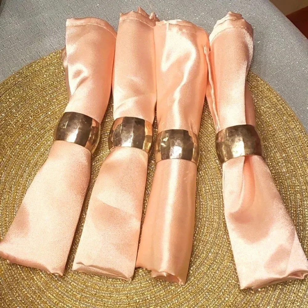 𝅺SET of 4 tables Decorate pink fabric napkins and silver plates holders